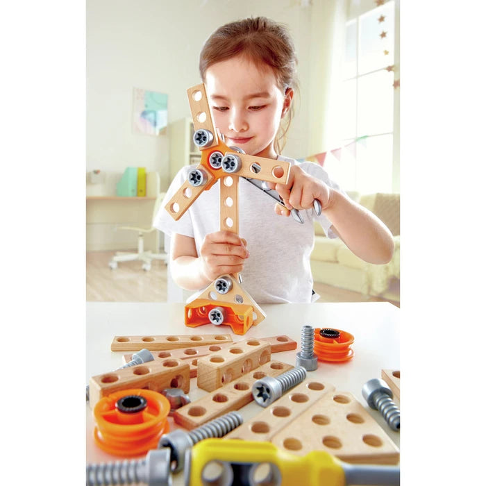 המהנס הצעיר מתחיל את צעדיו הראשונים בערכת הרכבה ראשונית מדליקה! מבית HAPE!
