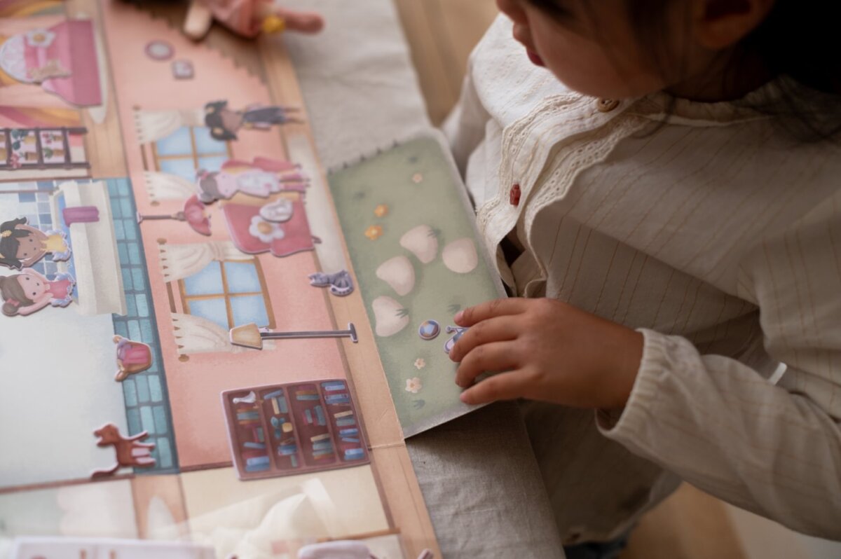 Reusable Stickers Set - Rosa's House