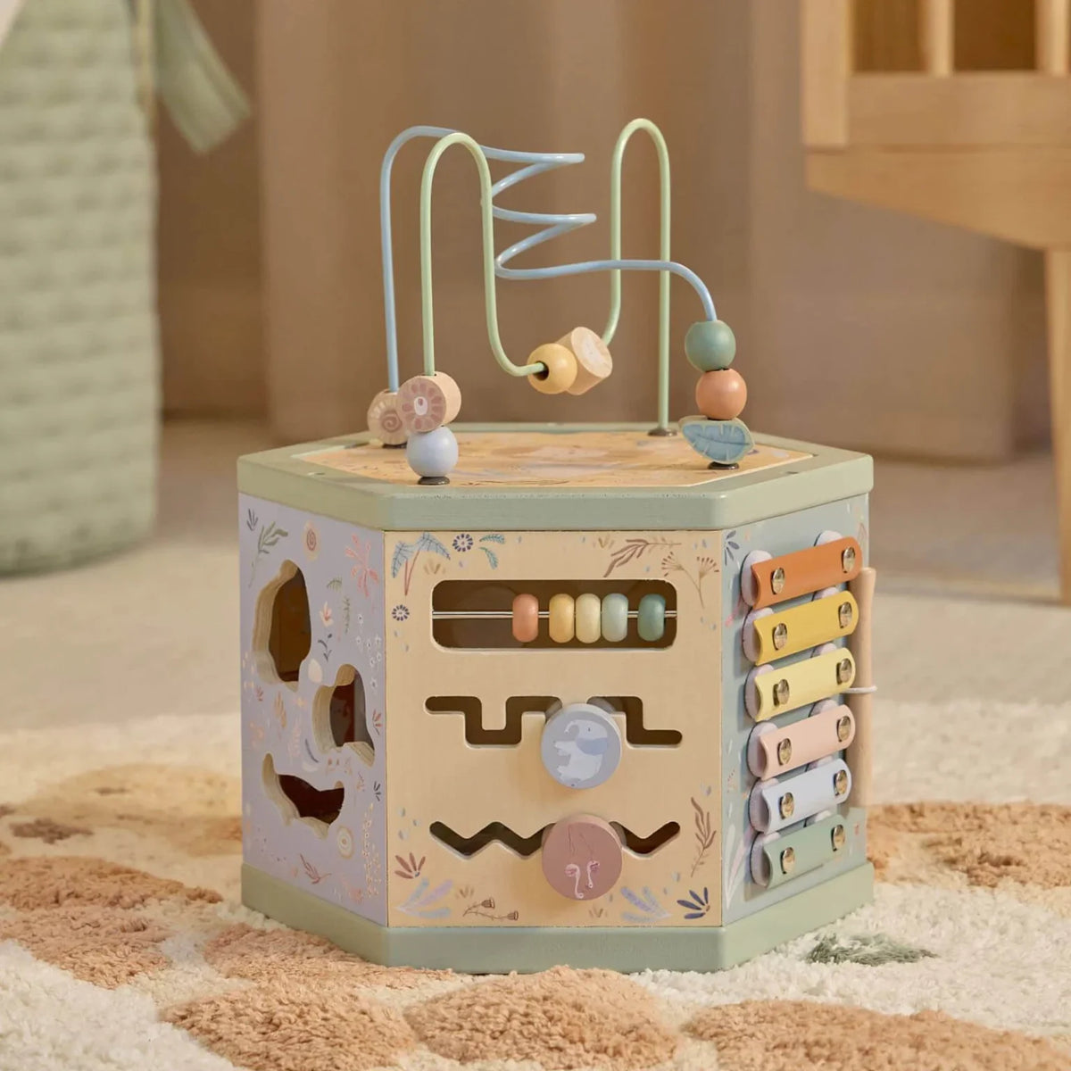 קוביית פעילות מעץ בצורת משושה – Safari Friends
